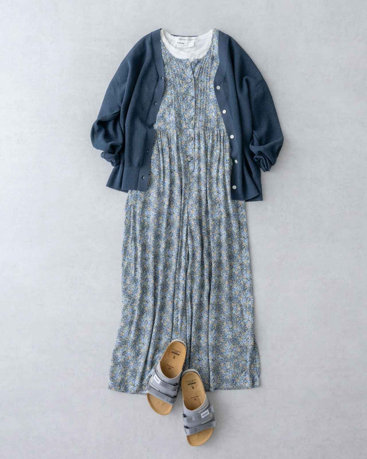 画像: ★オールインワン スタイリスト私物 カーディガン 19,800円/ロワズィール サンダル 19,910円/ノヴェスタ(ノヴェスタ ジャパン) そのほか、スタイリスト私物