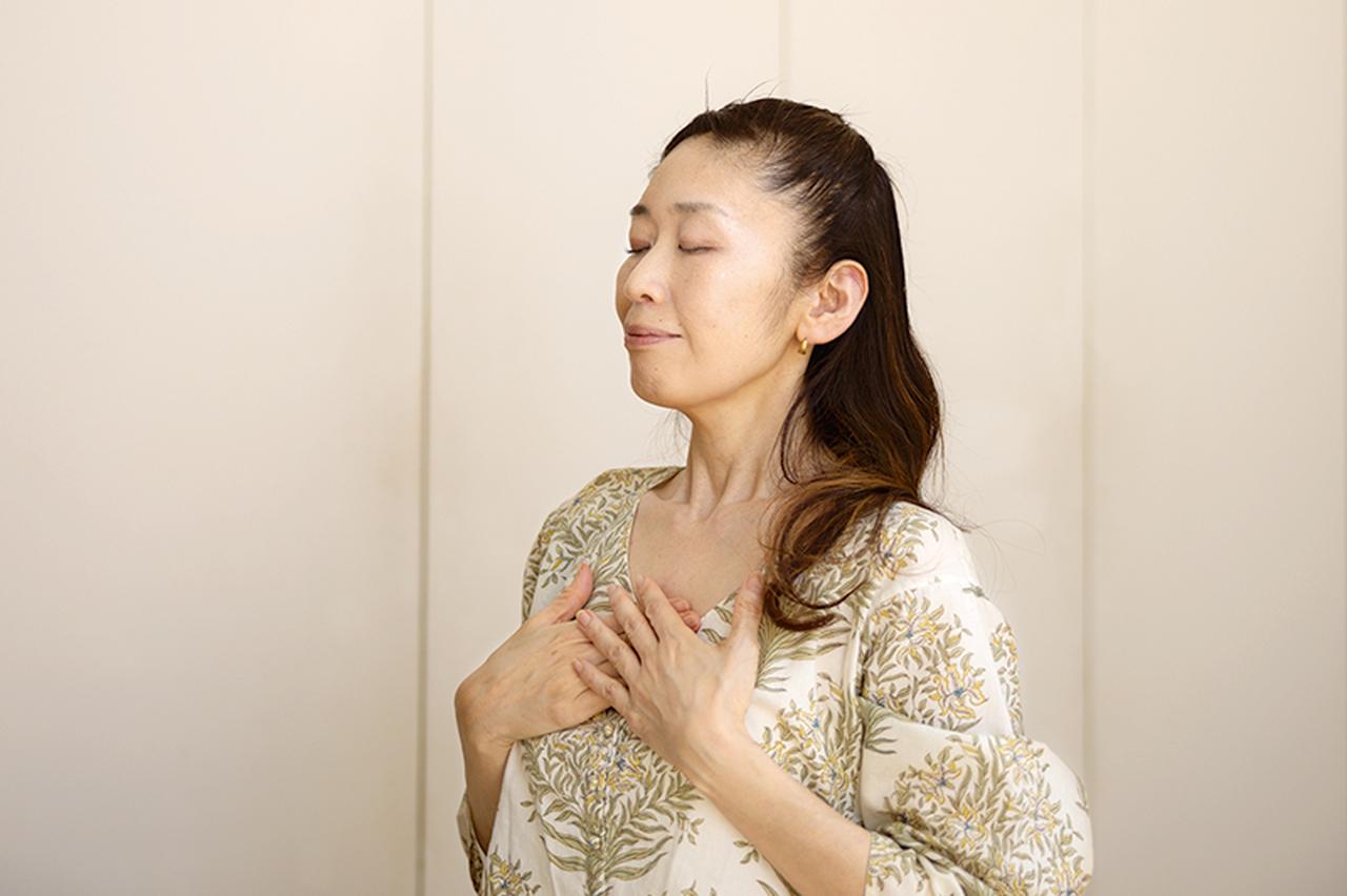 画像: 鎖骨を開いてリラックス。目を閉じ、鎖骨や胸に手を置くだけでも忙しない心がだんだんと鎮まる