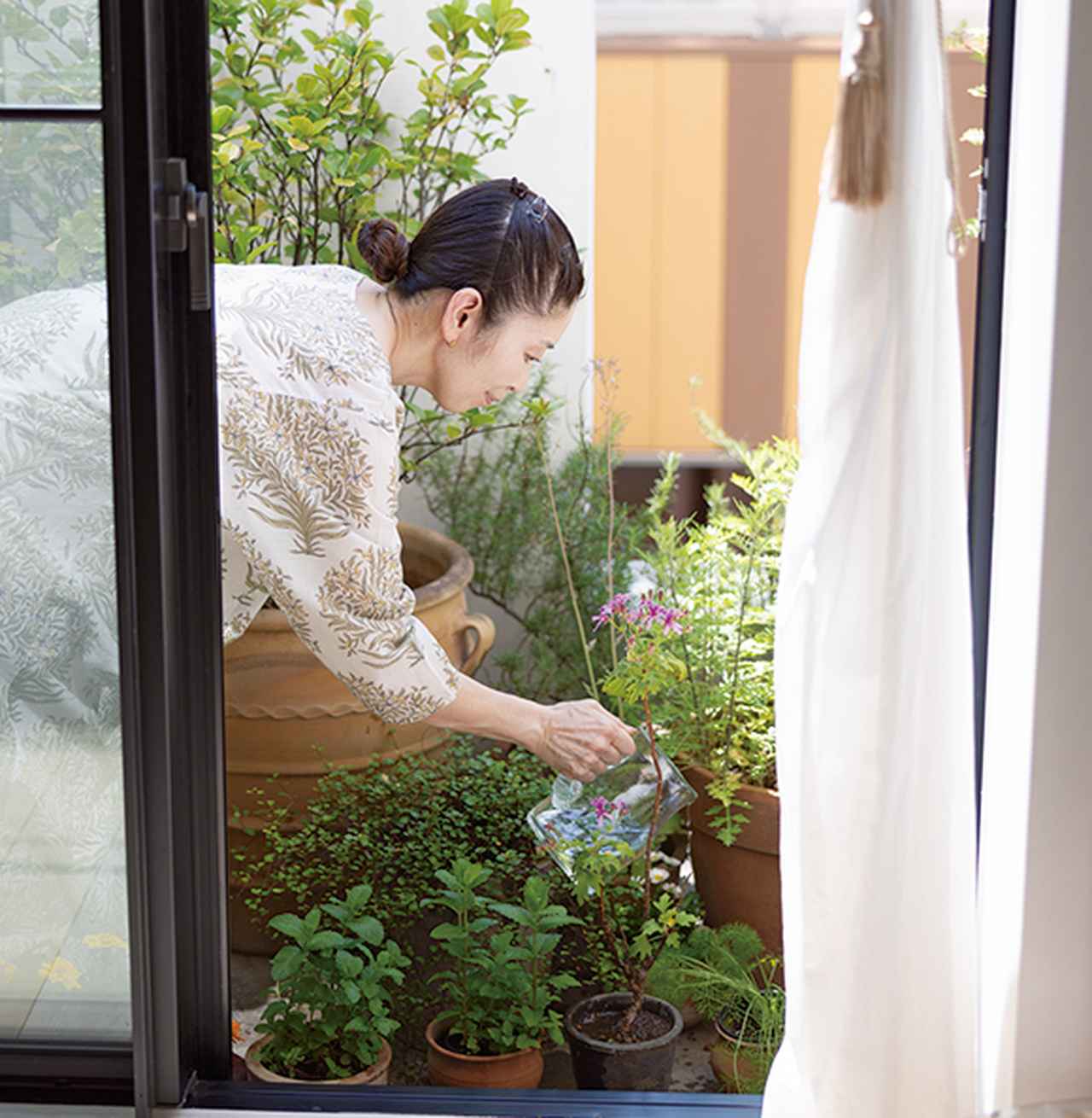 画像: 葉に触れると立ち上る香り。植物の世話はリラックスタイムも兼ねる