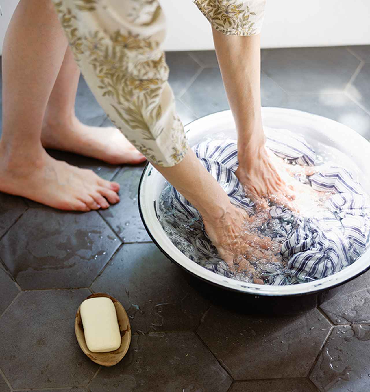 画像: ほてった足にも水をかけながら。水に濡れてもいいように、洗濯時は乾きやすい素材の服を選んで