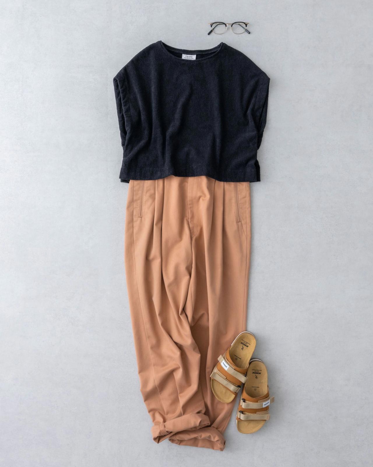 画像: ★パンツ 3,850円/原宿シカゴ 原宿店 トップス 12,100円/シングファブリックス サンダル 19,910円/ノヴェスタ(ノヴェスタ ジャパン) そのほか、スタイリスト私物