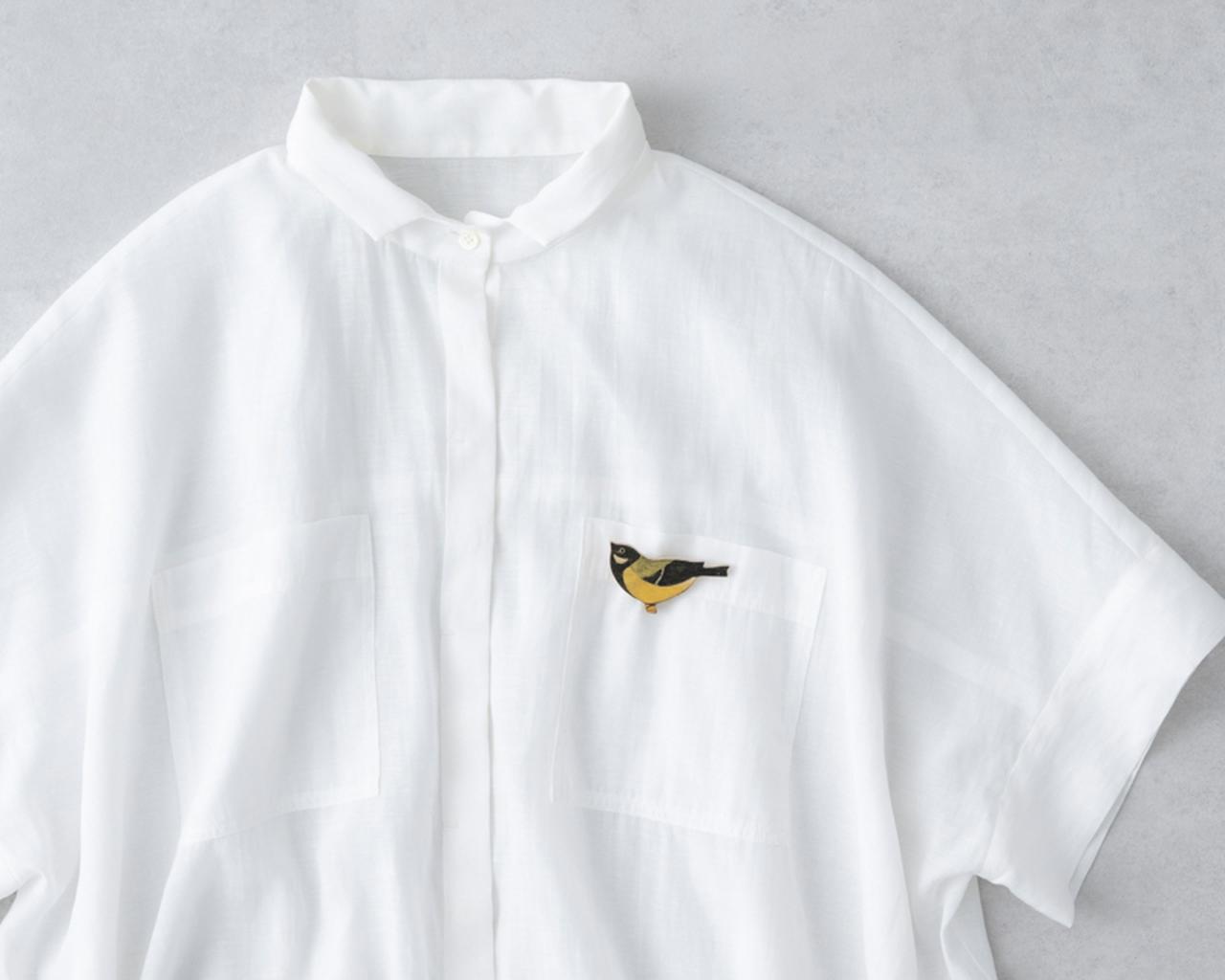 画像: ★ブローチ 3,850円/クォーター パスト ファイブ シャツ 20,900円/ロワズィール
