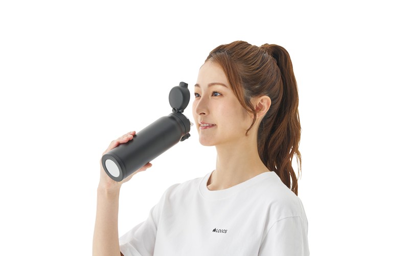 画像: スリムだからバッグにもすっきり収まり、持ち運びに便利 ※画像は750mlサイズ