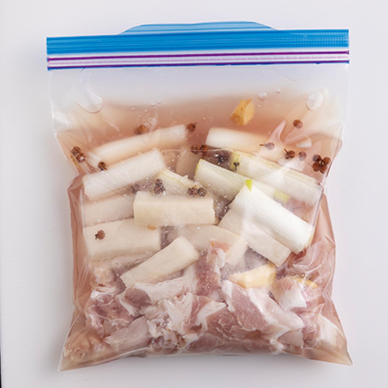 画像: 漬ける際に豚肉が下になるように入れると、大根にもしっかりうま味がしみ込む