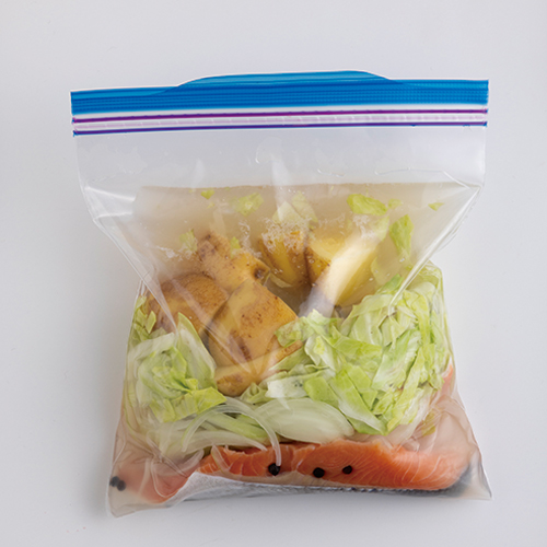 画像: タンパク質であるさけを下に入れるのがポイント。うま味成分が全体に行きわたる
