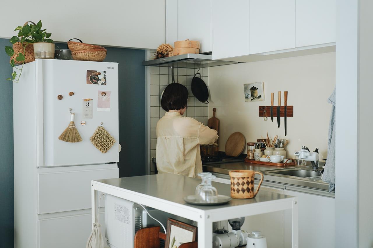 画像: 賃貸の“狭いキッチン”が驚くほど使いやすくなる「収納の工夫」3つのこと。空間や持ちものを見直したら料理の気分も激変|賃貸暮らしインテリアプランナーの生活研究日記/岩部圭子さん - 天然生活web