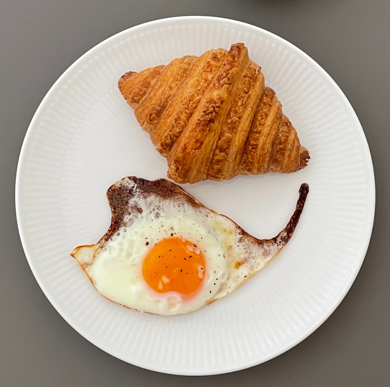 画像: 朝ごはんは基本パンと目玉焼き。シンプルで量を少なめにしているのは朝の仕事に集中するため
