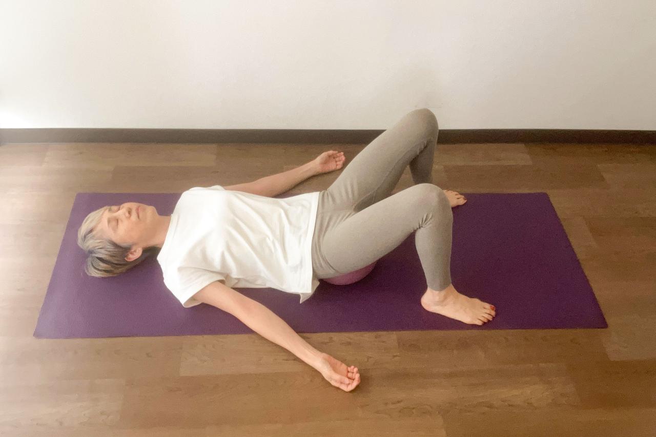 画像: Step2 お尻の下にボールを入れる