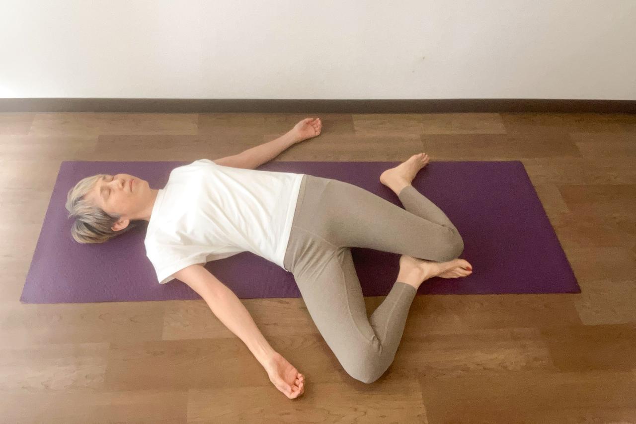 画像: Step3 両ひざを右側に倒す