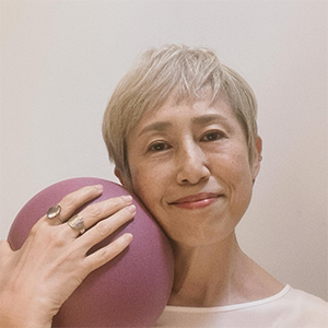画像1: 寝たまま簡単“腰まわり”がラクになる!60歳ヨガ講師が毎朝実践「腰のゆるケア」やわらかいボールに身をゆだねて気持ちいい/ゆるめ屋・日比響子さん