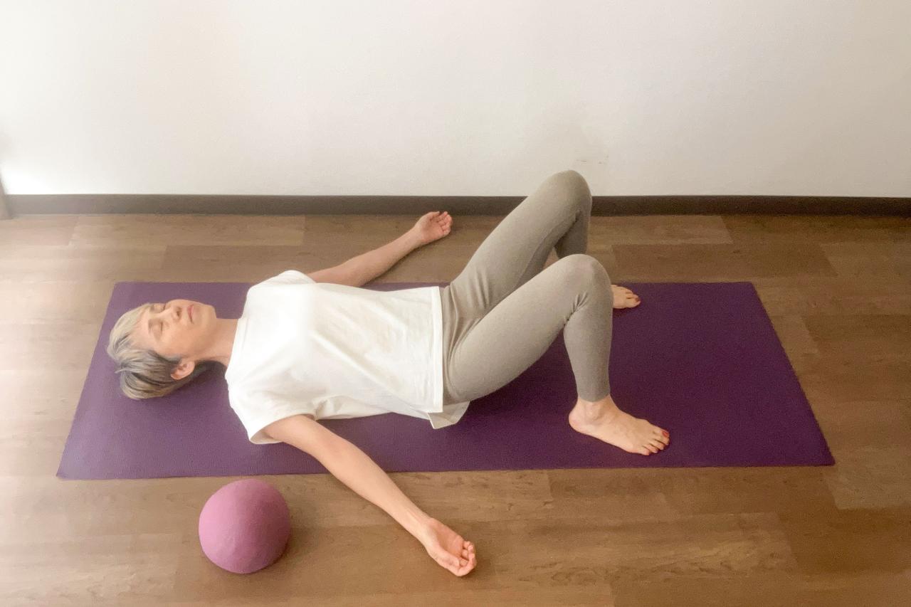 画像: Step1 仰向けに寝て、両ひざを立てる