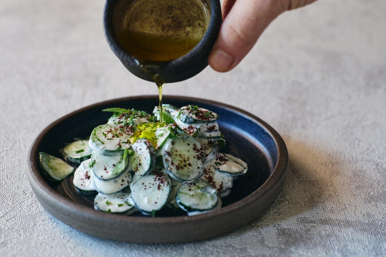 画像: 「きゅうりとヨーグルトのクリーミーサラダ」のつくり方。パンや肉料理のソースにもぴったり!簡単ギリシャ風サラダ/デリカテッセンKoma(山梨県・北杜市) - 天然生活web