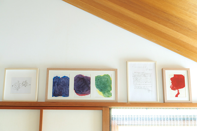 画像: 子どもの作品は額装し、アートとして飾っている。フレームの色やサイズをそろえれば立派なインテリアに