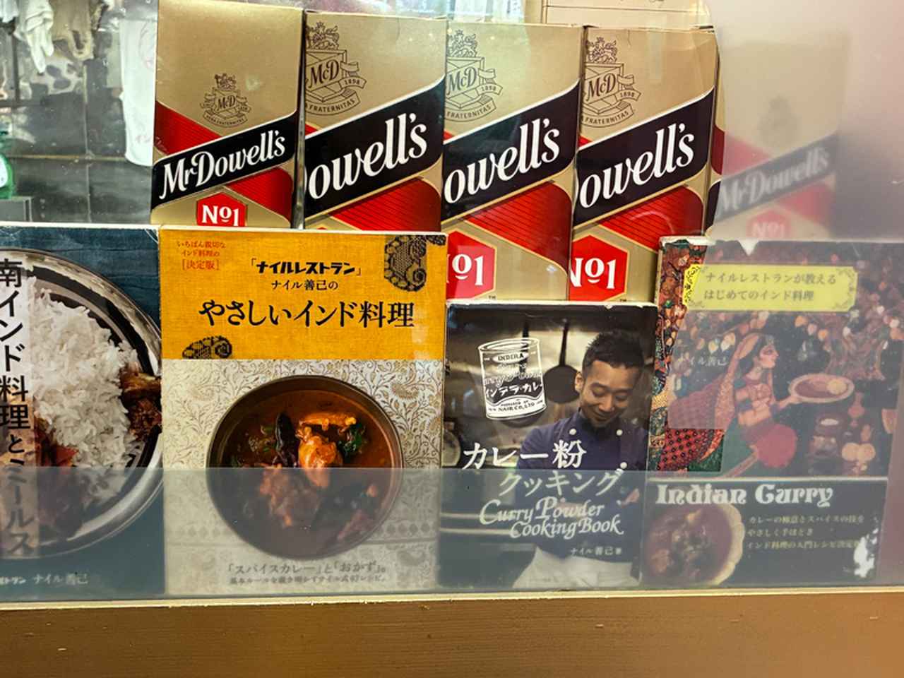 画像: 店内には善己さんの手がけたインド料理やスパイスを使った料理本が飾られています。ディナータイムの17時以降には善己さんが始めた南インドの定食「スペシャルミールス」（2,600円）も。大きなプレートに4種類の「カレー」や「サモサ」、「ピクルス」、「パッパル」など11種類の料理が盛り付けられた豪華なメニュー