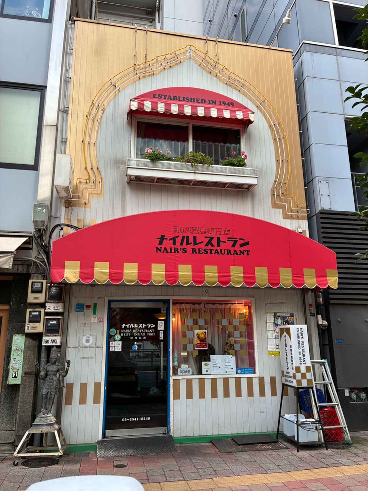 画像: インド風の装飾に赤いサンシェードが目印。銀座には珍しい2階建ての店舗