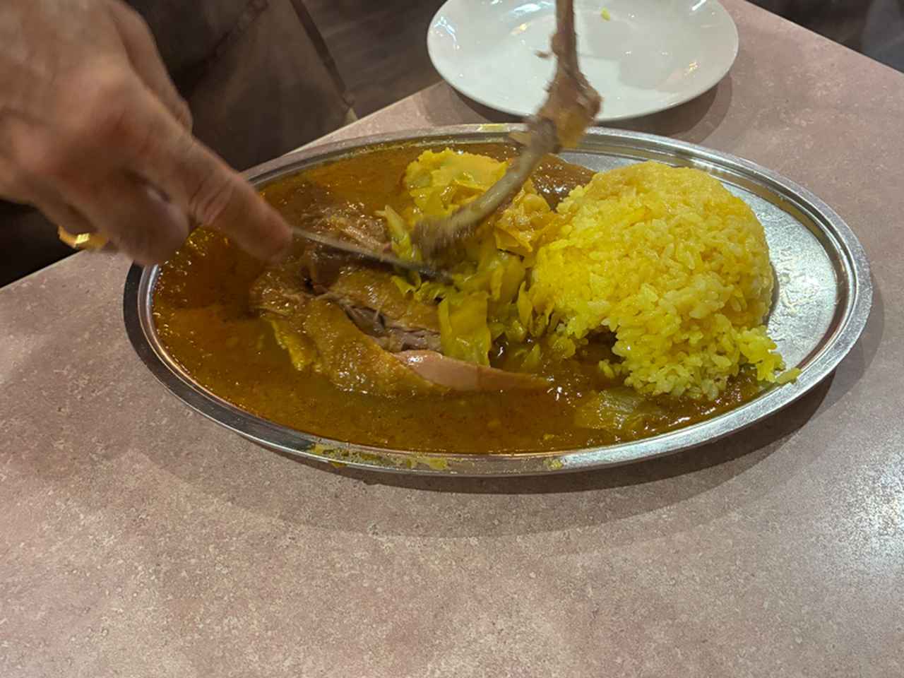 画像: 鶏ももの身が簡単に外せるのは4時間ほどじっくり煮込んだ育成期間の長い親鳥だからなんだとか