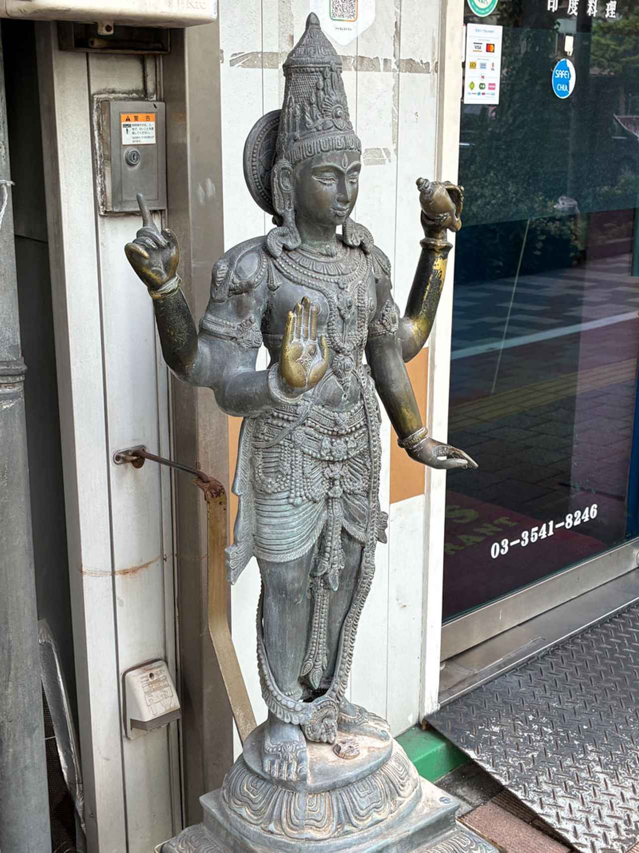 画像: 店頭にある印度仏像はいかにも福がありそうなお顔で拝みたくなります。私にとっては銀座のパワースポットです