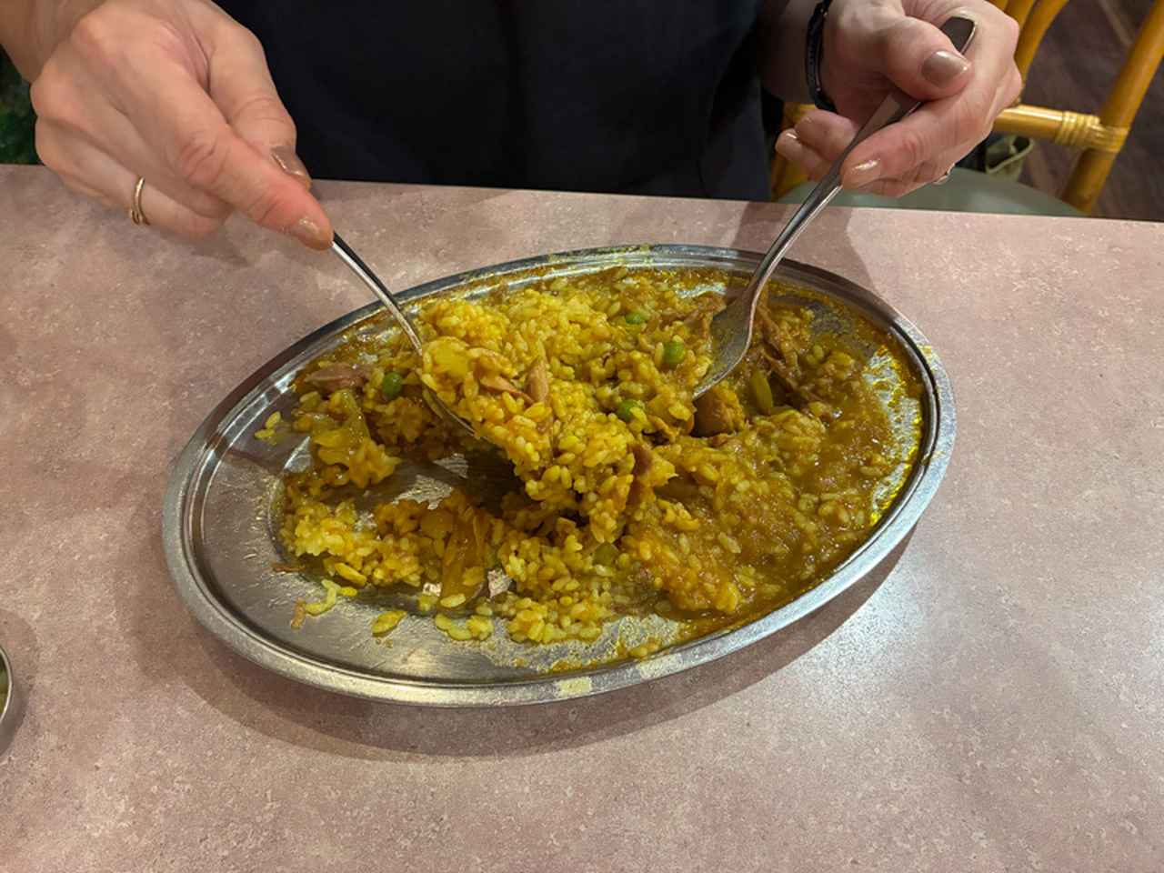 画像: 野菜は北海道産・お米は岩手県産と産地にもこだわって仕入れています。じゃがいもとキャベツを混ぜることで一段とまろやかに。ガンガン混ぜれば、ほかでは味わえない唯一無二の一皿のでき上がり