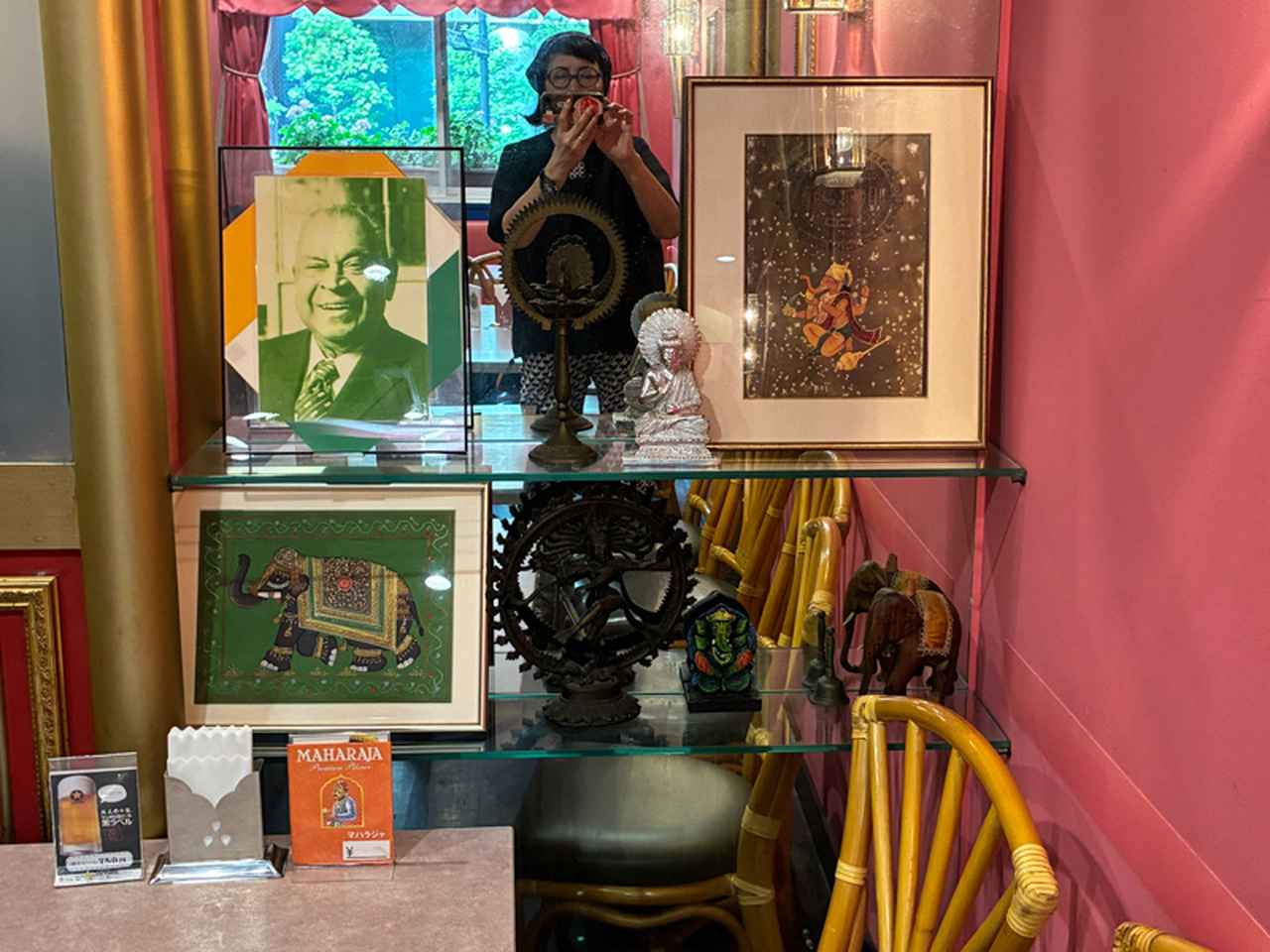 画像: 店内には初代オーナーのA・M・ナイルさんの写真が飾られており、ナイルレストランの長い歴史に思いを巡らせます