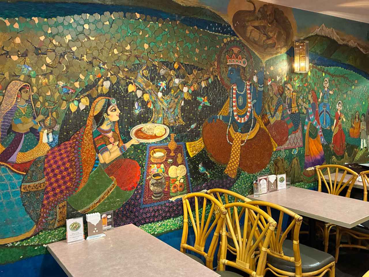 画像: 2階の壁一面に描かれた圧巻の壁画。中央の食事をする王様に、ムルギーランチを差し出す妖艶な美女の姿も