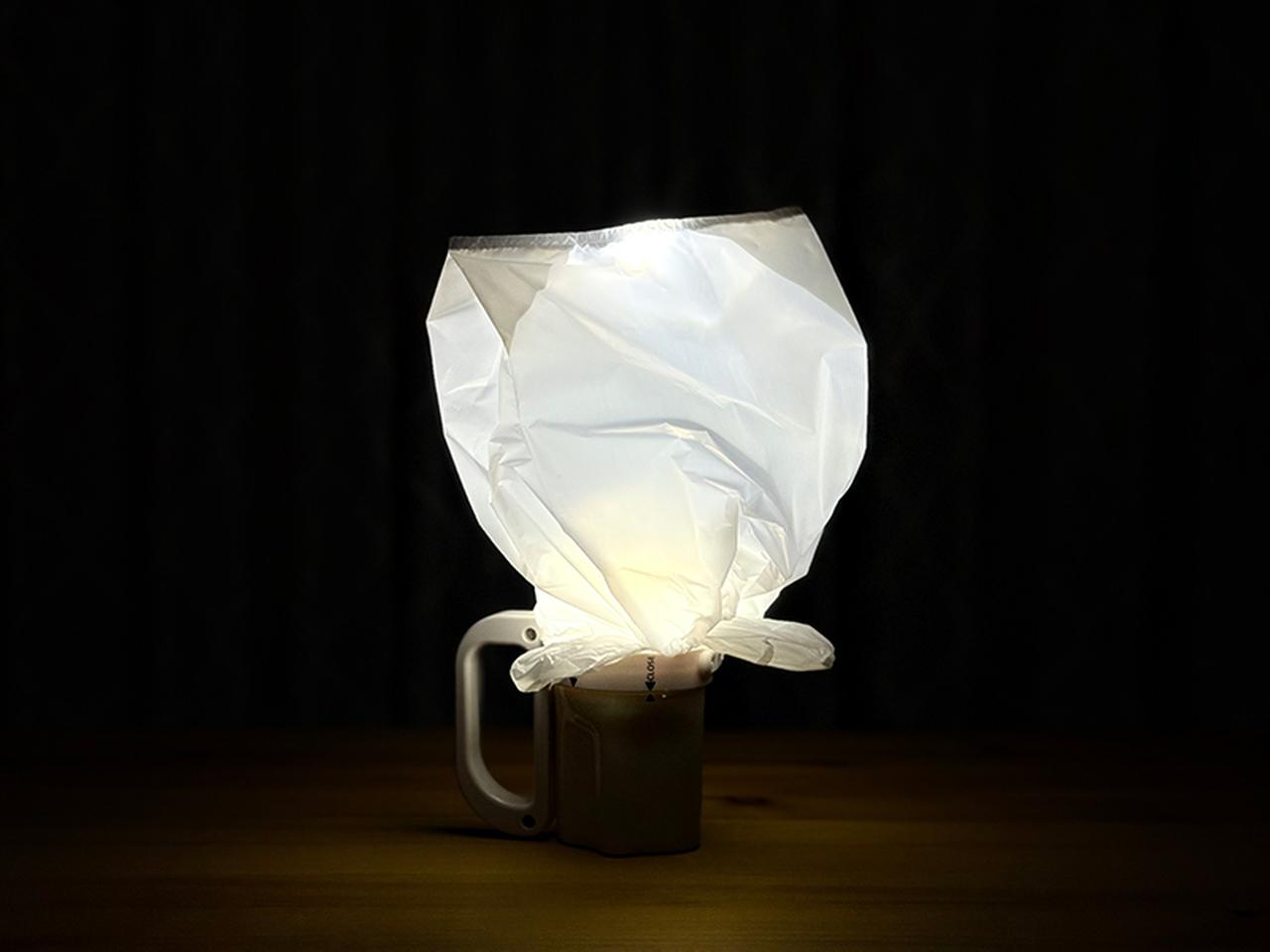 画像: ポリ袋と懐中電灯で「簡易ランタン」のつくり方