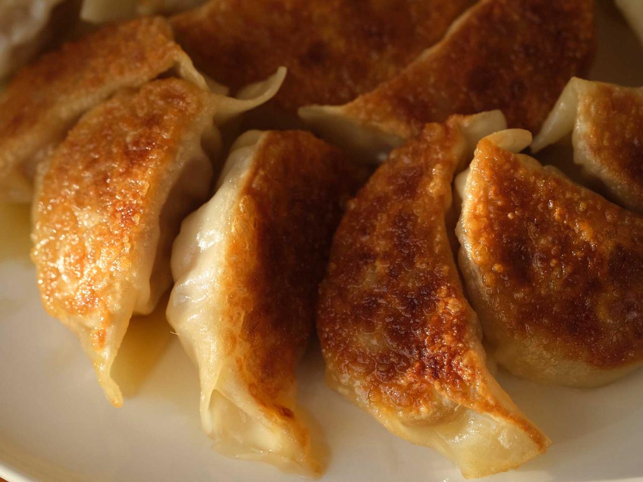 画像: カリカリ「焼きギョーザ」のつくり方。フライパンで簡単!料理の腕前がワンランク上がる“おいしく焼き上がる”コツ/料理研究家・小林まさみさん - 天然生活web