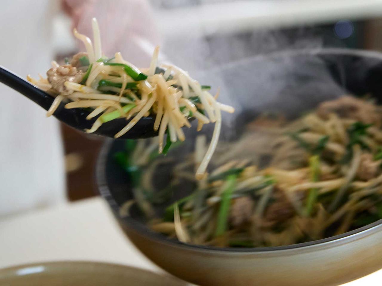 画像: シャキシャキ!「豚こまともやしの炒めもの」のつくり方。夏は時短でおいしく“料理の腕前”がワンランク上がるコツ/料理研究家・小林まさみさん - 天然生活web