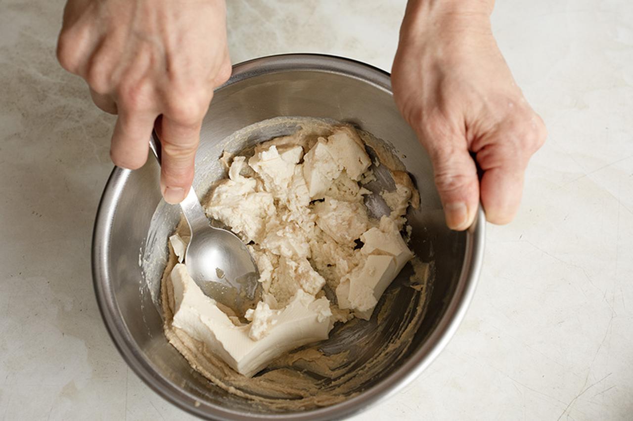 画像: 豆腐をしっかり水切りすると混ぜるときに水分が出ない