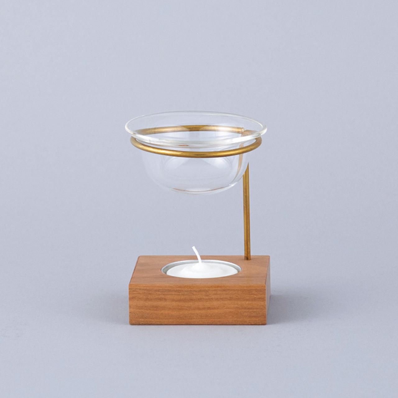 画像: 寸法:幅7.5×奥行き7.5×高さ9.5cm 質量:約135g 材質:受け皿=耐熱ガラス、スタンド=真鍮、天然木(桜) 付属品:キャンドル