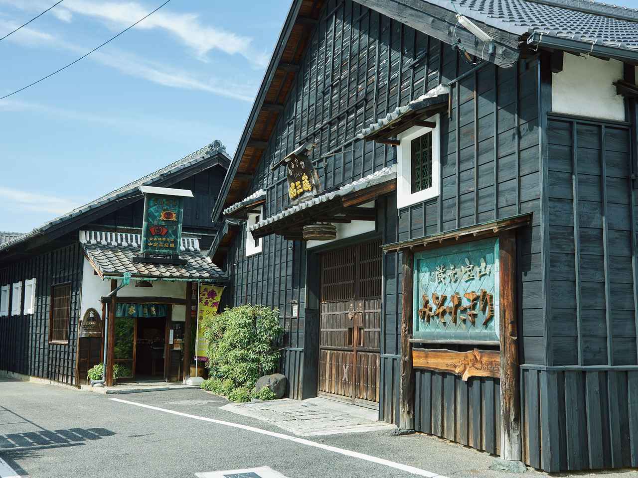 画像: 明治期に創業された中定商店。敷地内には当時の面影を感じる蔵や倉庫などが連なり、観光地としても人気なのだとか