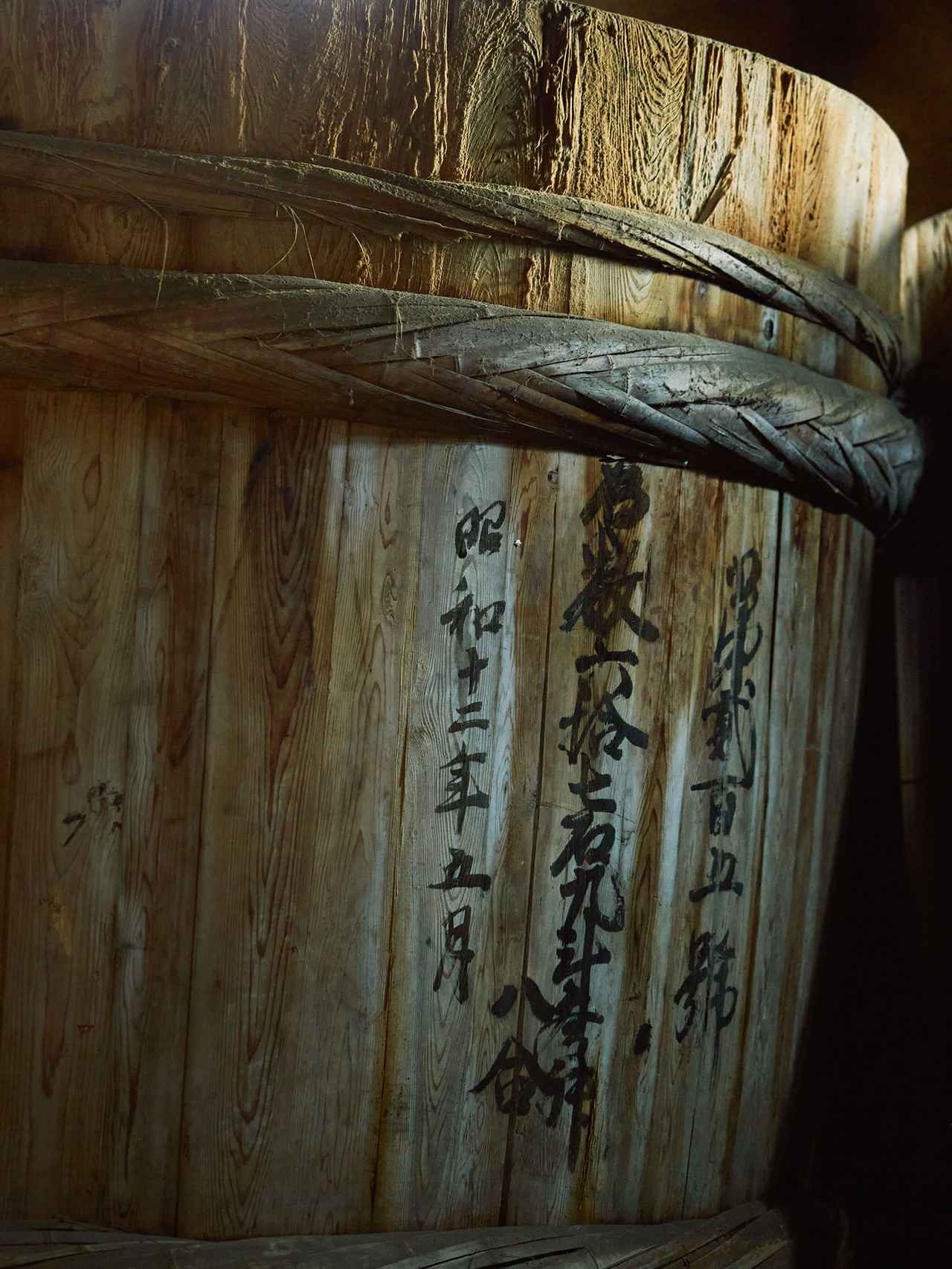 画像: 蔵では古くは200年近い桶を現役で使っている