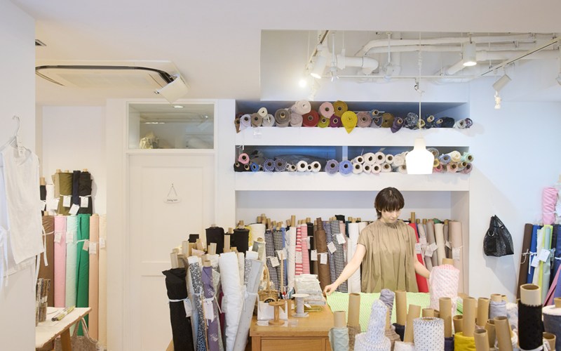 画像: 店で働くようになってから本格的な洋服づくりをスタートした吉野さん。「完成すると楽しくて。次々といろんな服に挑戦しました」