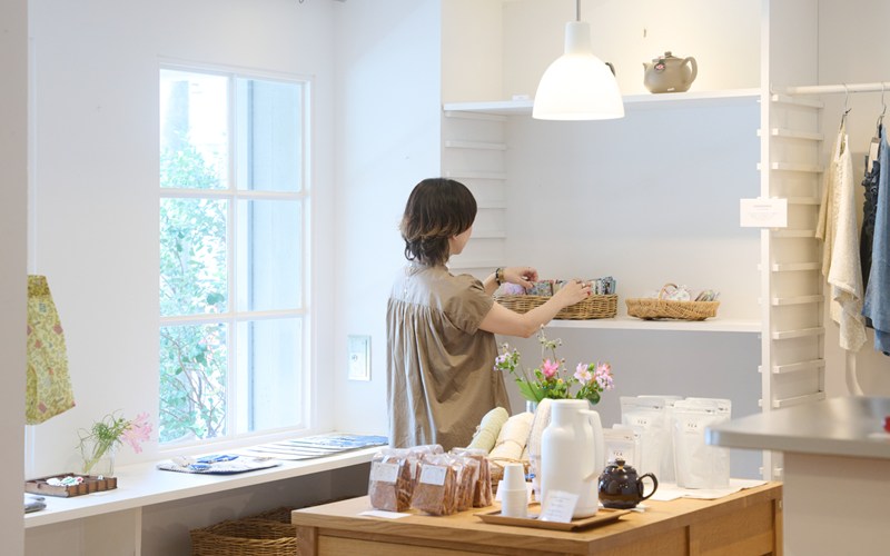 画像: 物腰がやわらかく、布について細やかに教えてくれる店長の吉野さん