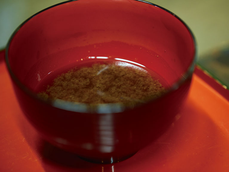 画像: 深いうま味が詰まった宝山味噌のみそ汁。「たとえ具がなくても、少しの煮干しと味噌だけで十分お楽しみいただけるはずです」