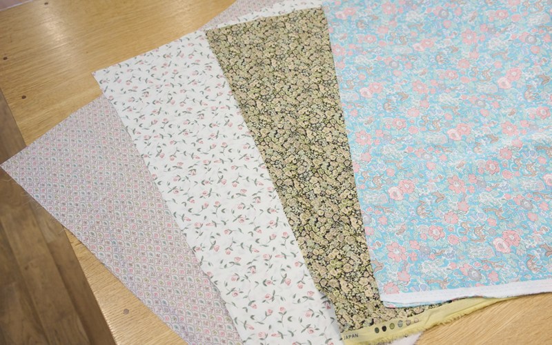 画像: リバティ生地はしなやかな質感が特徴。へたりにくく、洋服を仕立ててもきれいなまま着続けられるのだとか