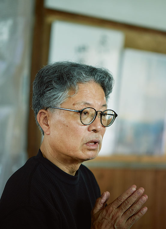 画像: 「地域の方は当初、蔵の建設に戸惑っていました」と日東醸造社長・蜷川洋一さん。いまでは訪れるたび差し入れが届く間柄に