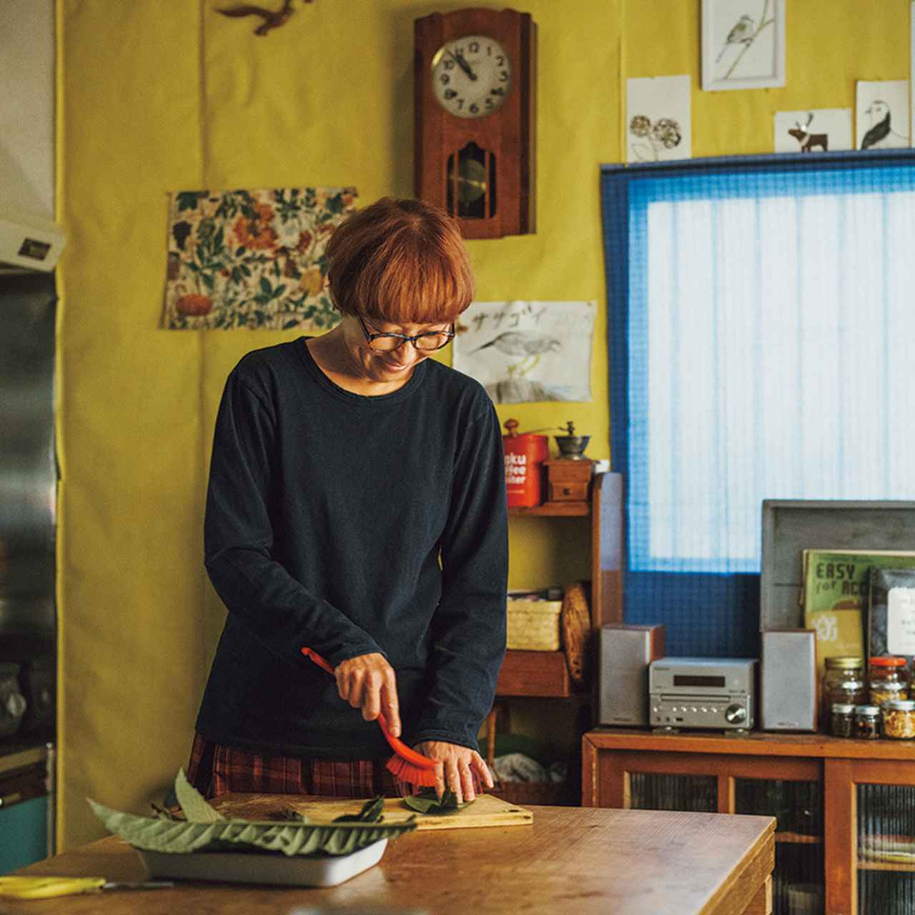 画像: びわの葉は濡らしてうぶ毛を取り、乾燥させてきざんでお茶に。ホワイトリカーに漬ければチンキになり、薄めれば化粧水としても使える