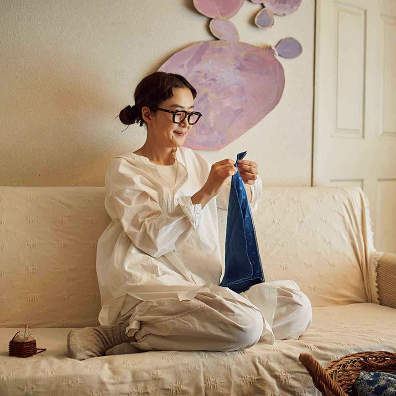 画像: ソファであぐらをかいたり、ちょこんと座ったりしてリラックス。漢方や、ときにはホットワインを飲みつつ、手づくりの世界に身をゆだねる