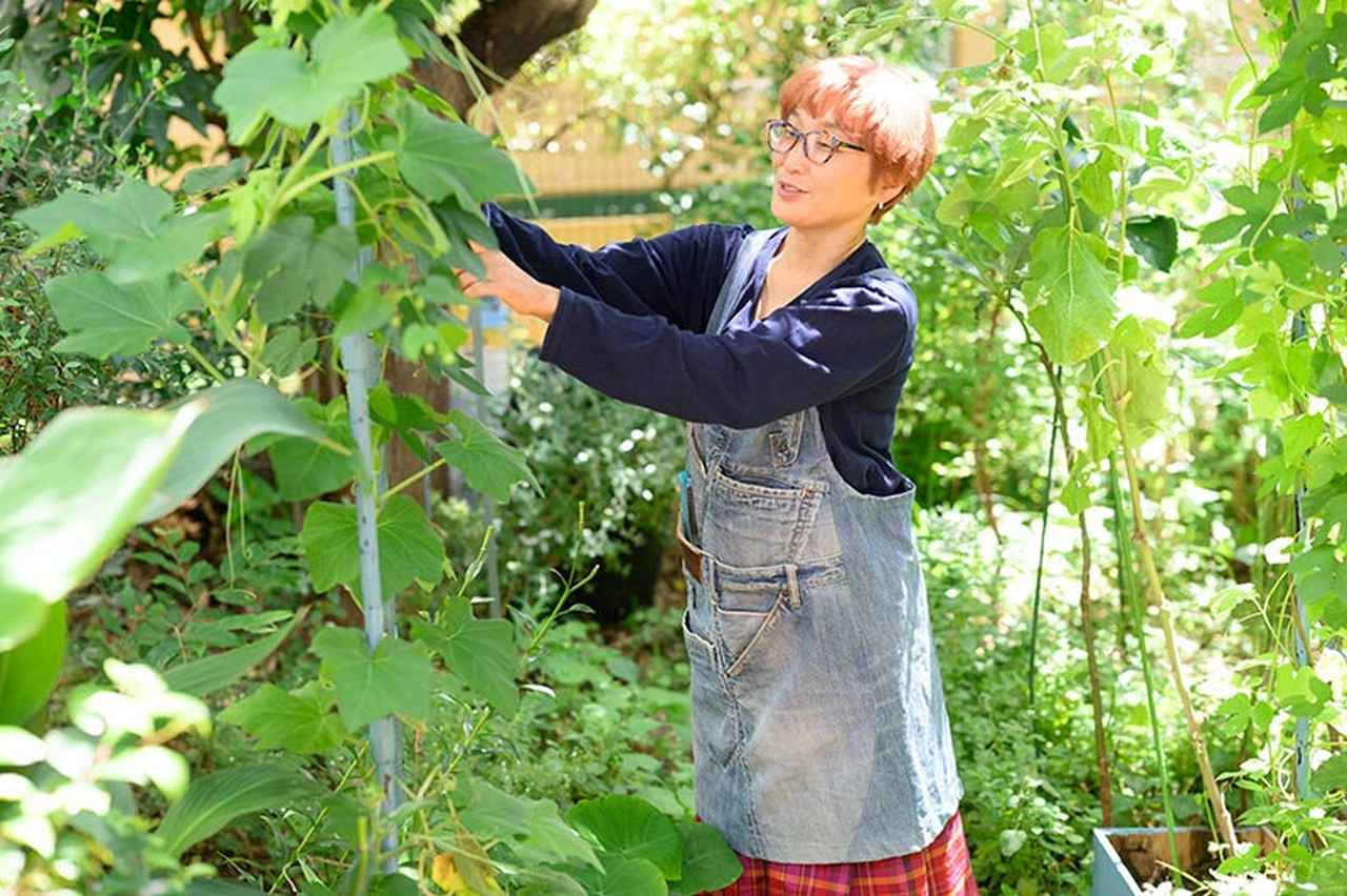 画像: 繕いながら‟一生着つづけたい”思い出のセーターは穴もほつれもダーニングでお直し。夫のデニムは、まとめて実用的なガーデンエプロンに。音楽家、文筆家・良原リエさんの「リメイクの楽しみ」 - 天然生活web