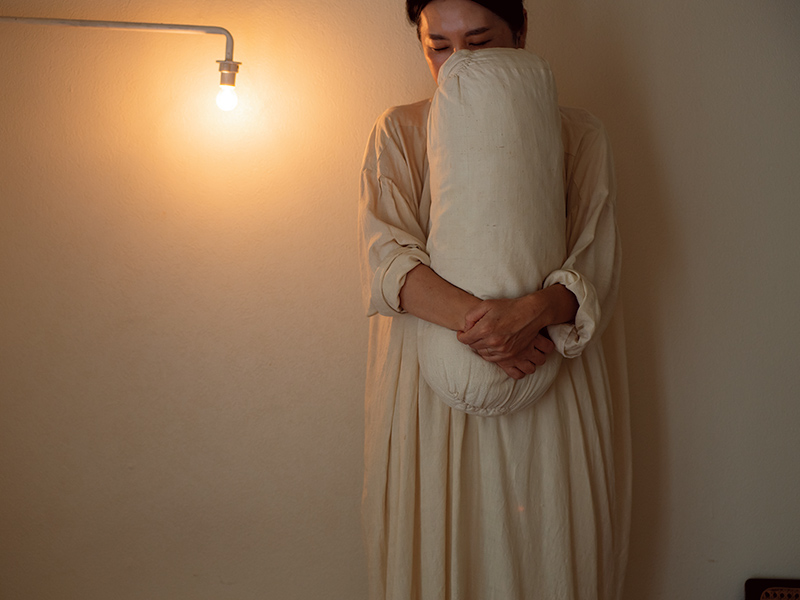 画像: お気に入りの布に触れているときは、ほっと心安らぐ。家でくつろぐときには手放せない存在