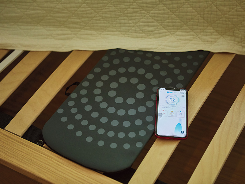 画像: 「パラマウントベッド」が開発中の、睡眠状態を計測・分析する製品のモニターをしている