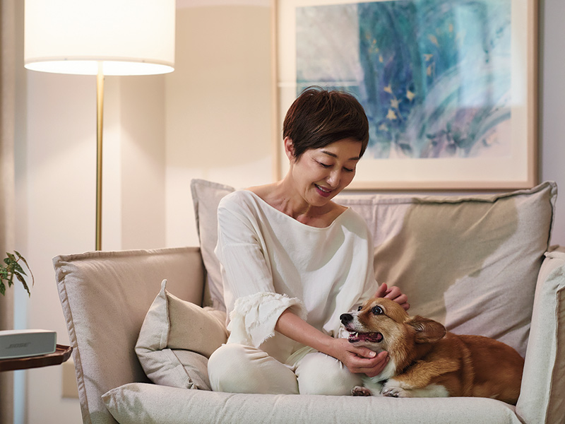 画像: 愛犬のくるみちゃんと。大好きな韓国ドラマは音楽も素敵なので、主題歌や挿入歌を楽しむことが多い