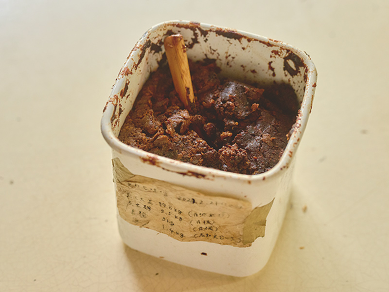 画像: 自家製味噌は、豆や塩の種類、配合を変え、実験のように楽しむ