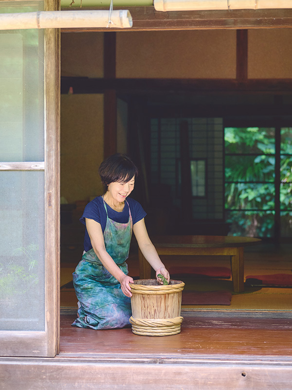 画像: ぬか漬けは、トマトやアボカドなど旬の野菜を自由に。「わが家の畑では、きゅうりが大豊作。夏場はせっせと漬けています」
