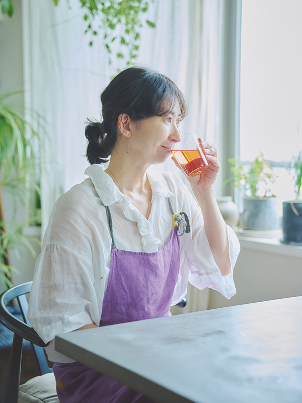 画像: 空腹時は胃酸過多になるので、必ずおなかに食べものを入れてから飲む