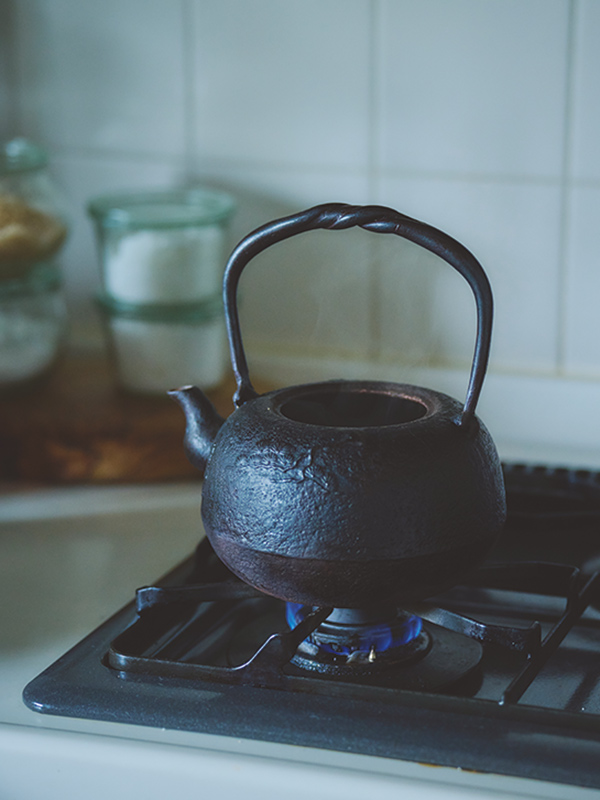 画像: ちなみに朝は固形物をとらず、鉄瓶で沸かした白湯を飲むのが習慣