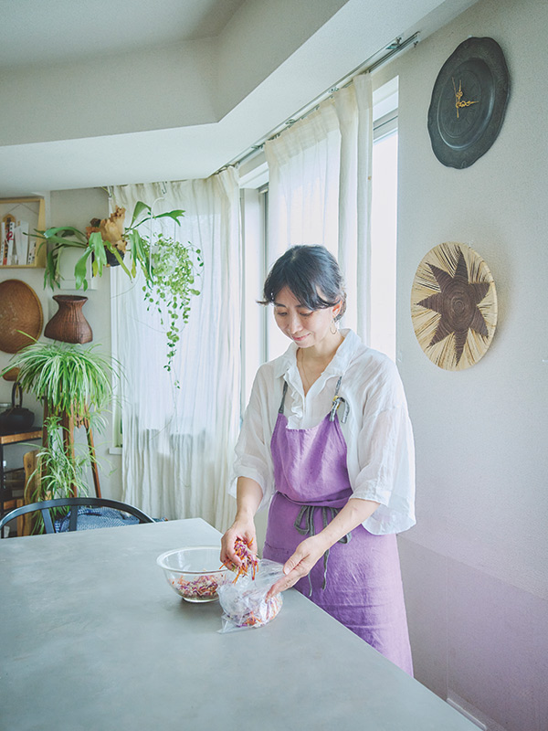 画像: 野菜は一種類ずつでもいいけれど、あれこれ混ぜ合わせて彩り豊かにしても楽しい仕上がりに。小さめ、細めに切ると発酵が早く進む