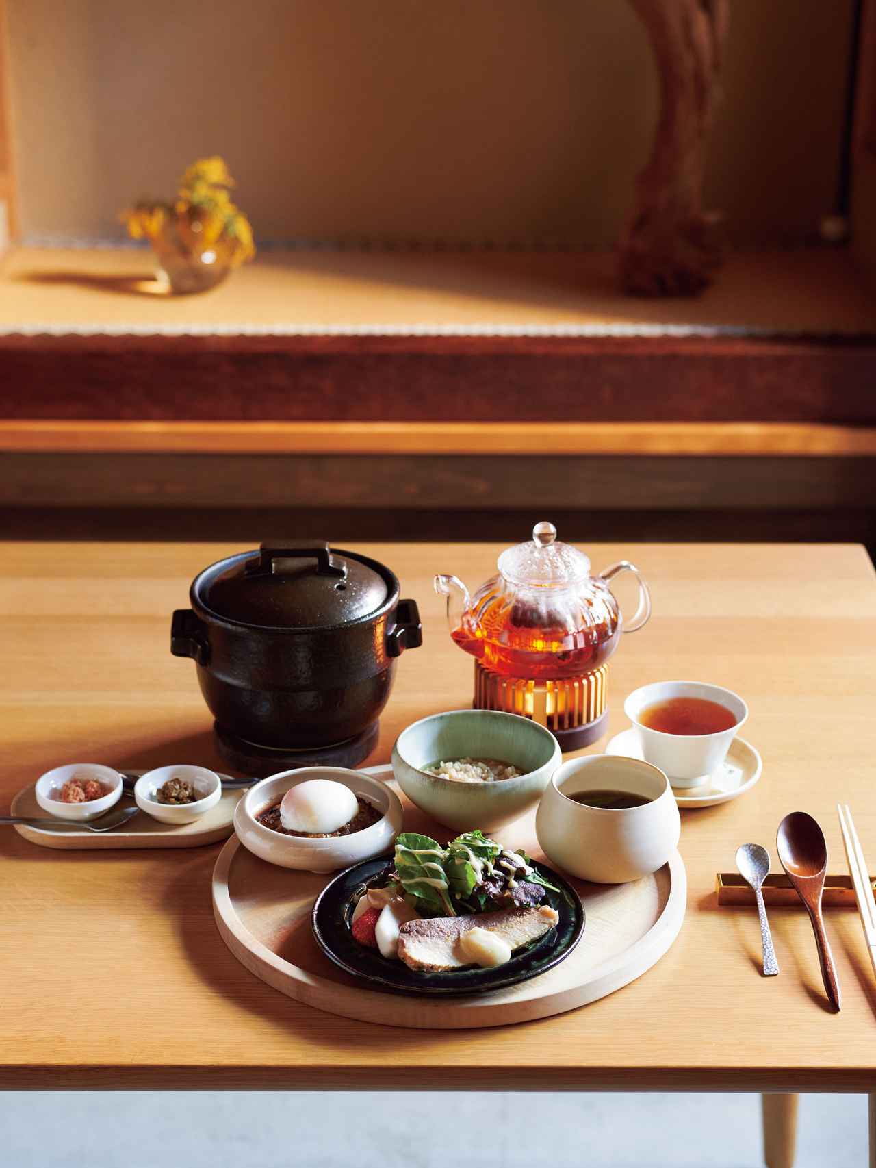 画像: 白檀の香りが漂う茶器で飲む薬膳茶、そしておめざの琥珀糖でコースがスタート。薬膳スープで胃腸を整えてから、親子つくね、低温調理した魚、大原産の野菜など食べ進め、薬膳スープで炊いたおかゆで締める