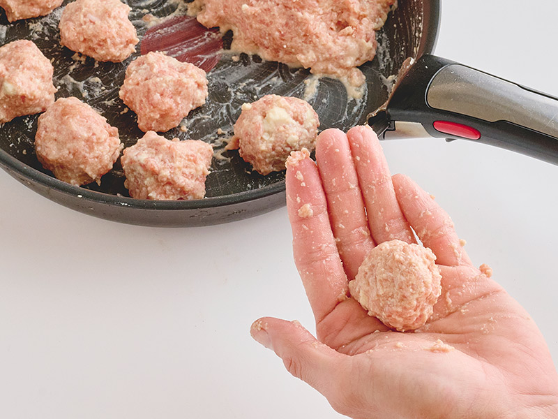 画像1: ふわふわ「甘酢肉団子」のつくり方。豆腐でかさ増し！ボウルいらずで洗い物も楽な“コスパ最強”すぐできおかず／まるみキッチンさん（料理研究家）