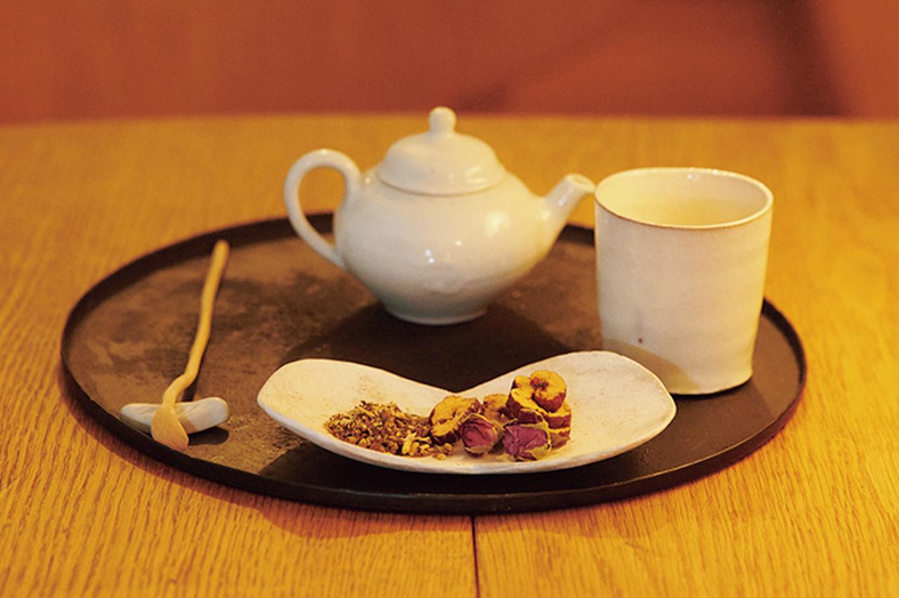 画像: 境知子さん作の小さな急須が夜の一杯にちょうどいい。花茶を淹れるときはガラスの急須を使ったりも